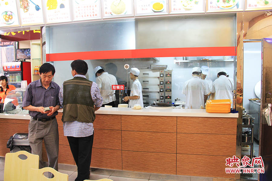 店面仍處于“試營業(yè)”狀態(tài),后廚的設(shè)備嶄新,看起來還算整潔。