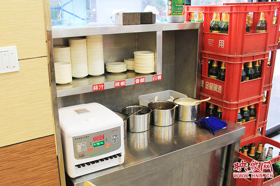 調(diào)料、小碟、餐具也都被放在另一張單獨的桌子上,需要用餐者“自助”。