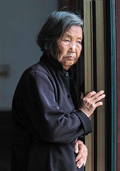 為了能“睡棺木”土葬，潘秀英四次喝農(nóng)藥自殺，后被搶救過來。