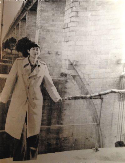 1995年，于英生在蚌埠淮河閘上留影。