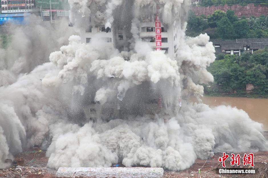 6月6日13時(shí)，貴州仁懷茅臺(tái)大橋及鐘樓整體爆破成功。
