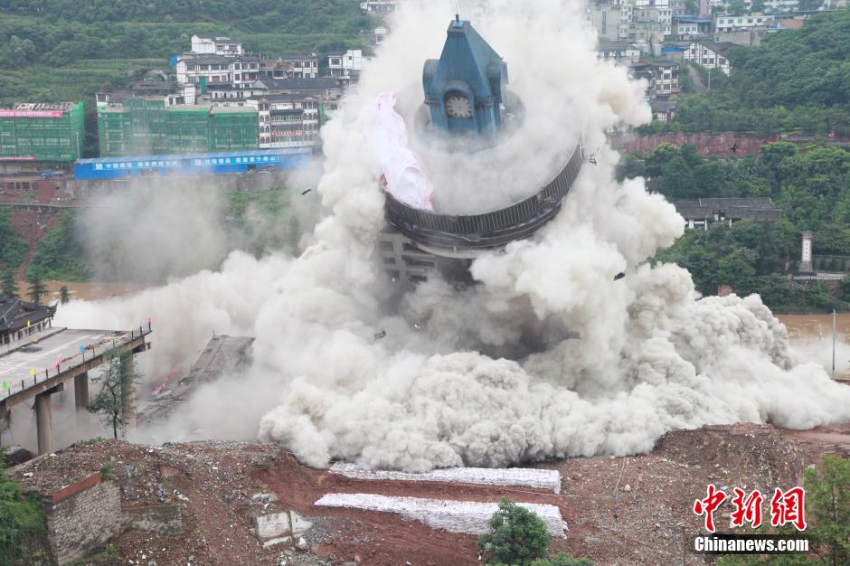 6月6日13時(shí)，貴州仁懷茅臺(tái)大橋及鐘樓整體爆破成功。