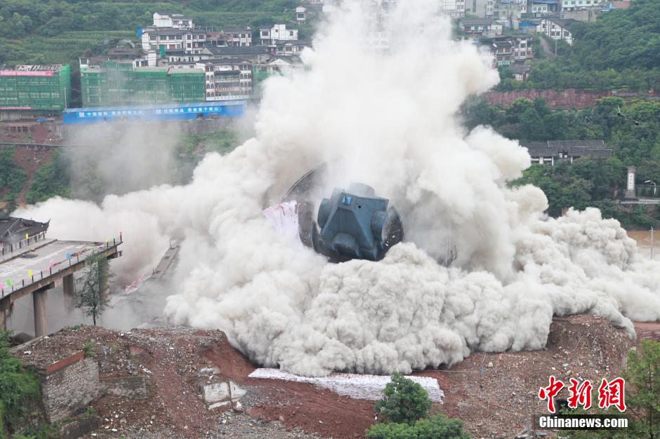 6月6日13時(shí)，貴州仁懷茅臺(tái)大橋及鐘樓整體爆破成功。