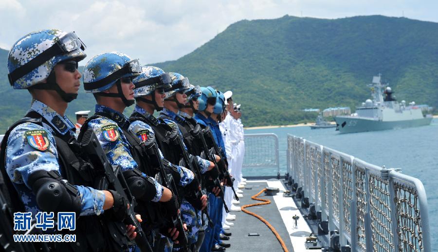6月9日，在三亞某軍港，?？谂灩俦半S艦出海的特戰(zhàn)隊(duì)員離開(kāi)碼頭。