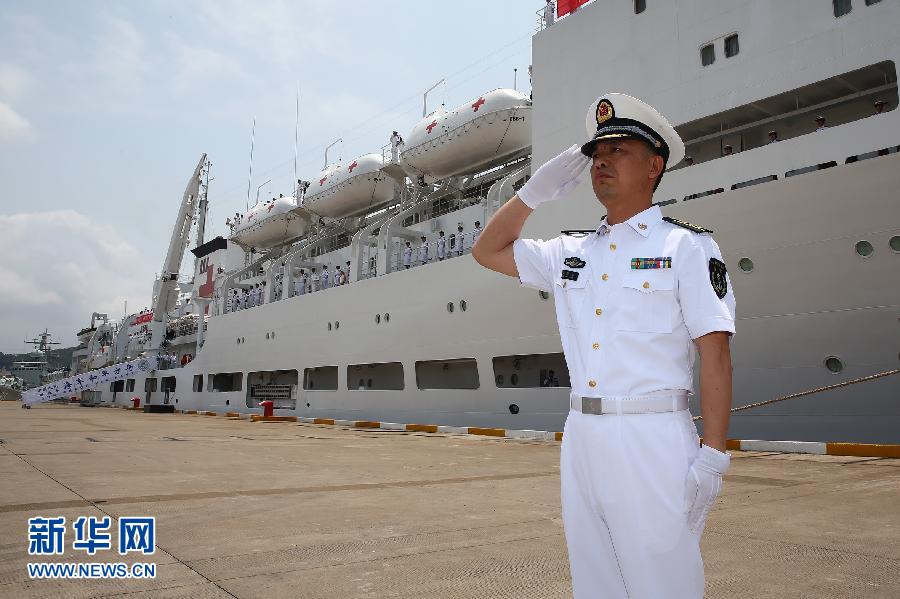  6月9日，在浙江舟山某軍港，和平方舟醫(yī)院船船長(zhǎng)章榮華請(qǐng)示起航。