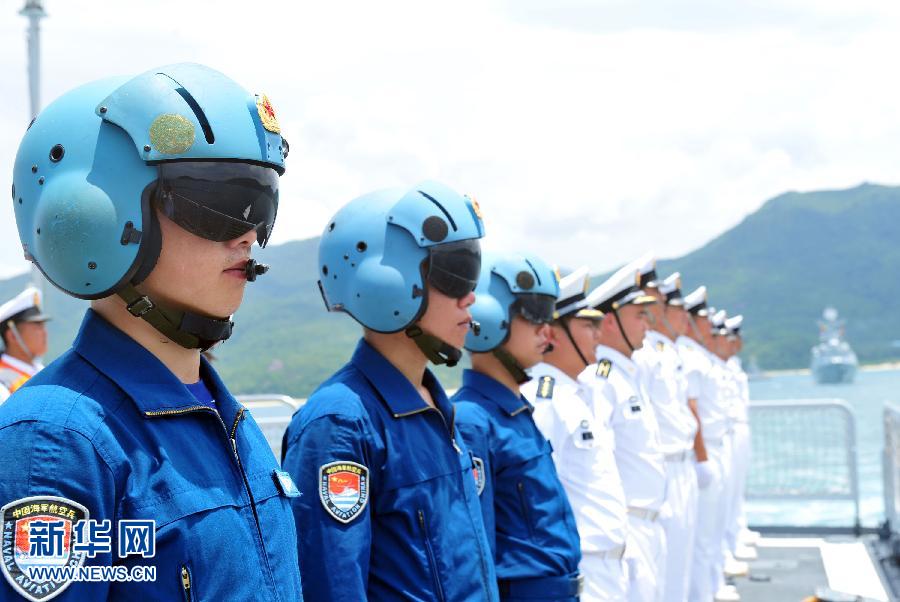  6月9日，在三亞某軍港，隨海口艦參演的艦載直升機(jī)飛行員整裝待發(fā)。