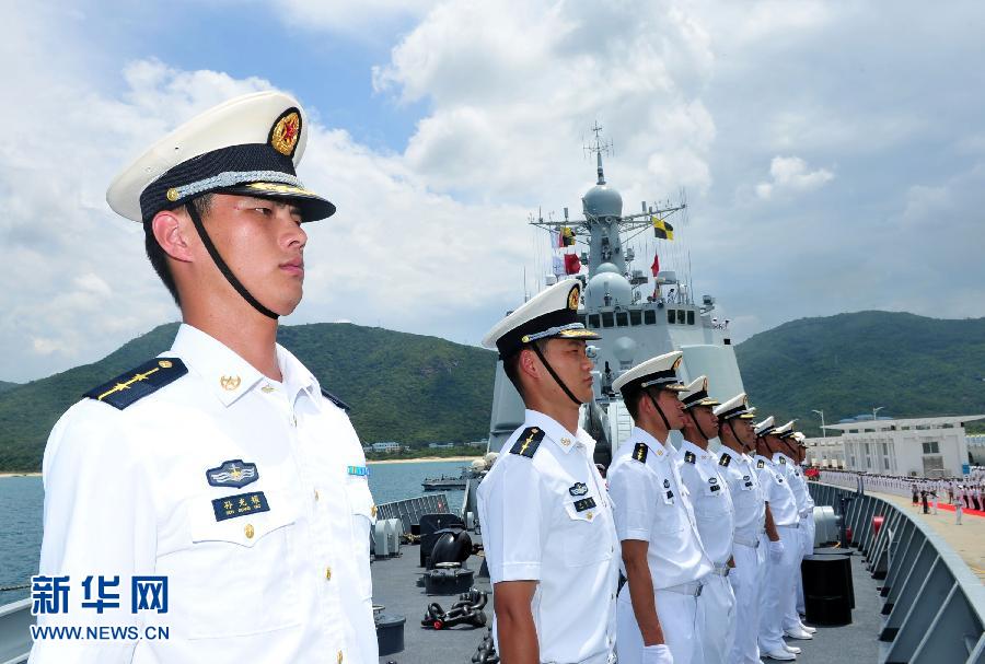 6月9日，在三亞某軍港，海口艦官兵在艦艏列隊(duì)。