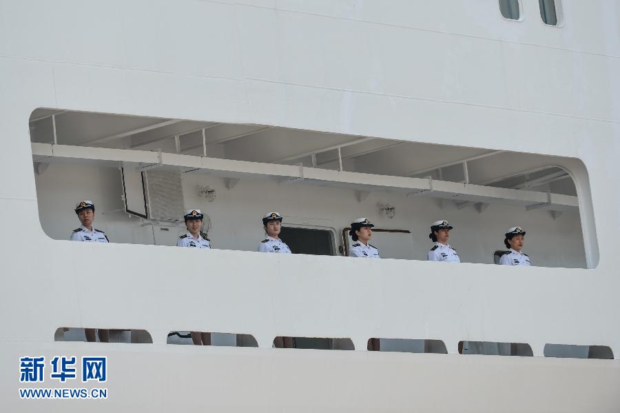  6月9日，在浙江舟山某軍港，和平方舟醫(yī)院船上的海軍官兵列隊(duì)與港口送行人員告別。