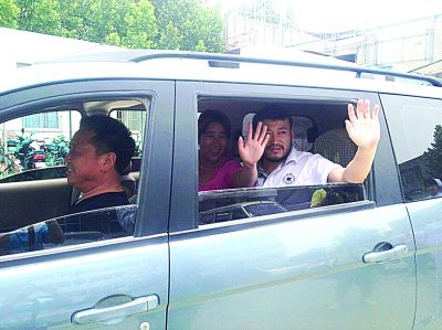 孫正龍和妻子、家人，揮手和醫(yī)護(hù)人員告別。張凌飛
