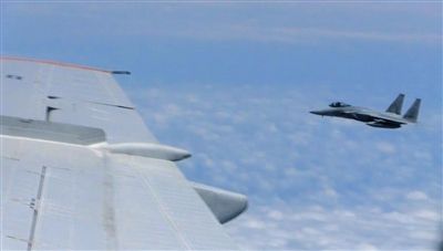 國防部網(wǎng)站12日公布的視頻截圖,日本F-15軍機從中國圖-154機頭方向危險切入,兩者最近距離約30米左右。