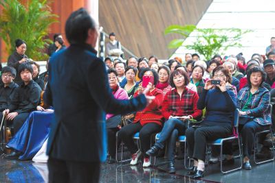 節(jié)儉令后，國家大劇院成了為數(shù)不多的演出營收未受影響的國字頭演出團體之一。圖為國家大劇院第六屆歌劇節(jié)開幕主題活動現(xiàn)場（資料圖片）。京華時報記者吳平攝