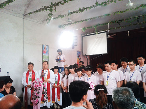 2013 年初，“全范圍教會”的信徒在參加集會。