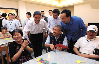 　昨日，張志軍前左二和陪同的新北市長朱立倫與老人們交談。