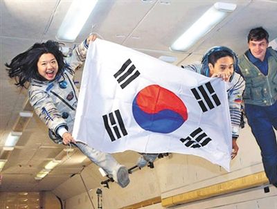 　2007年9月10日，李炤燕（左）在俄羅斯首都莫斯科接受零重力飛行訓(xùn)練。