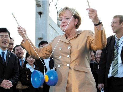 2007年8月27日，北京，默克爾正在玩扯鈴。