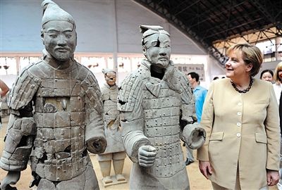 2010年7月17日，西安，默克爾參觀兵馬俑，慶祝生日。