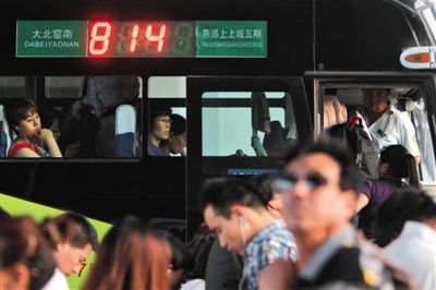2014年5月22日,乘客在北京大北窯南乘坐開往燕郊的814路公交車。