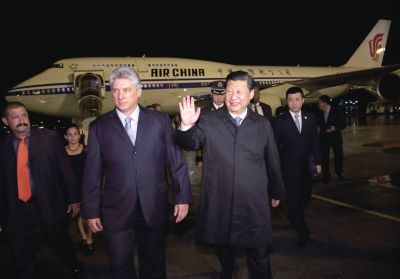 21日晚,習近平乘坐的專機抵達哈瓦那何塞·馬蒂國際機場。古巴國務(wù)委員會第一副主席兼部長會議第一副主席