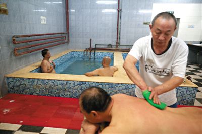 客人在搓澡。近日，百年歷史的鑫園浴池宣布將關(guān)張。新京報(bào)記者