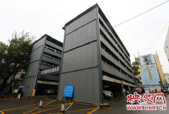 目前，市區(qū)內的停車場數(shù)量還不能滿足廣大市民的需求。