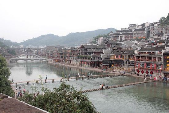 鳳凰古城以被吐槽七次高居最想吐槽榜榜首，而這七次吐槽全部來自在鳳凰古城隨機(jī)采訪的10名游客中。