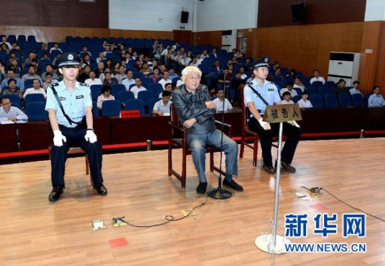 9月29日，方廣云在庭審現(xiàn)場(chǎng)。當(dāng)日，“合肥房叔”腐敗窩案核心人物方廣云在安徽省廬江縣出庭受審。 新華社記者 郭晨 攝