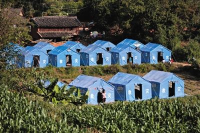 　昨日，云南省景谷縣永平鎮(zhèn)芒費(fèi)村地震中70受損戶，部分村民安置在帳篷里。