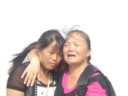 見到救命恩人魏冬桂（左），沈愛蘭十分激動