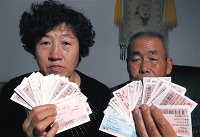 尚愛(ài)云夫婦展示上訪留下的車(chē)票,這些只是一部分。