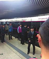 昨日18時(shí)57分，北京地鐵5號(hào)線惠新西街南口一女子遭遇不幸。昨晚9時(shí)記者在中日友好醫(yī)院發(fā)現(xiàn)女子已不幸身亡，女子遇險(xiǎn)是被夾在安全門(mén)和地鐵門(mén)中間，列車(chē)啟動(dòng)后掉下站臺(tái)。