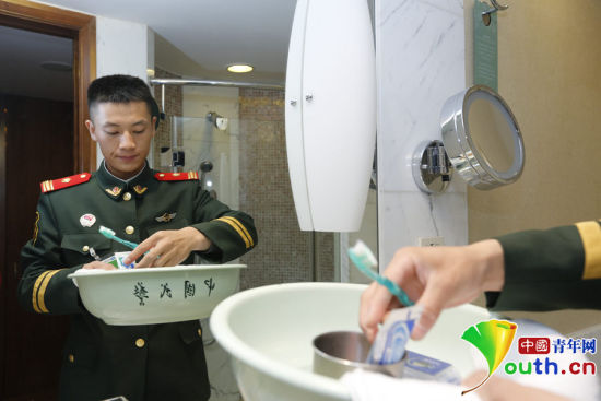 駐守APEC駐地中國(guó)大飯店的武警官兵將自己平時(shí)使用的臉盆、毛巾等帶到酒店房間。