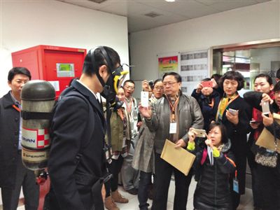 昨天，地鐵4號線北京南站站，地鐵工作人員為人大代表演示應(yīng)急氧氣瓶佩戴方式。新京報(bào)記者