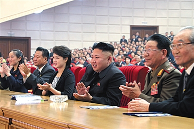 　5月19日，金正恩和夫人李雪主觀看演出，金與正（左一）坐在金正恩右邊第三個(gè)位置。