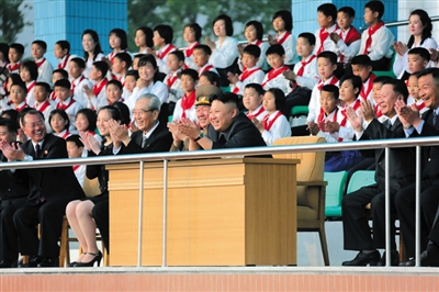 5月2日，金正恩與金與正（前排左二）一起觀看比賽。