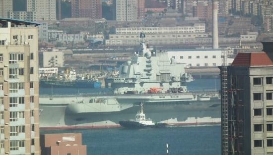 青島軍港周圍高樓林立，一睹遼寧號真容只需要一個好天氣（資料圖片）