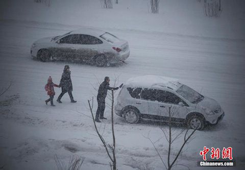 12月8日，經(jīng)過一夜降雪，烏魯木齊已是皚皚白雪一片。（圖片來源于中新網(wǎng)）