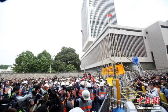 12月11日上午，香港非法“占領區(qū)”清除障礙物。