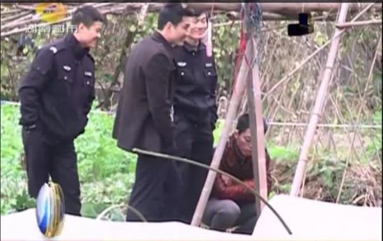 一個見習(xí)警官，一個二級警司，和一個便衣人員站在菜地里笑。