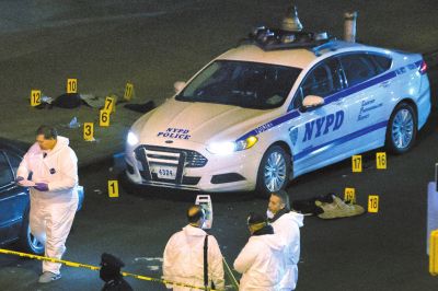 美國(guó)紐約兩名警察20日在巡邏車內(nèi)突遭槍擊身亡。紐約警察局長(zhǎng)威廉·布拉頓說(shuō)，槍手行兇后跑入附近一座地鐵站飲彈自盡，沒有跡象顯示這起血案與恐怖主義有關(guān)聯(lián)。