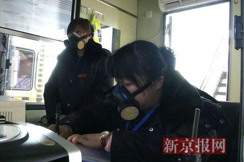 收費(fèi)員戴防毒面具上班。當(dāng)?shù)鼐W(wǎng)友供圖
