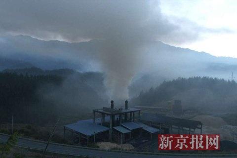 污染企業(yè)排放煙塵。當(dāng)?shù)鼐W(wǎng)友供圖