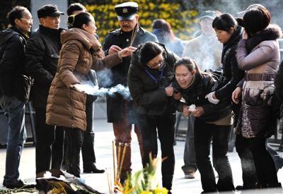 昨日，上海，外灘踩踏事件遇難者家屬來到事發(fā)地獻(xiàn)花祭奠。