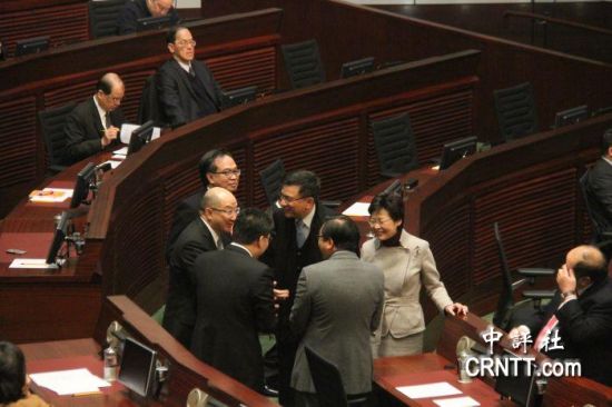 答問大會之前，港府司局長等高官聚談（中評社 鄧冠英攝）