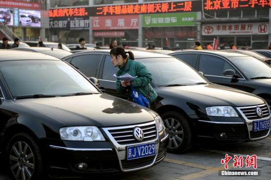 1月23日，北京亞運(yùn)村汽車交易市場(chǎng)中拓拍賣停車場(chǎng)上人頭攢動(dòng)。