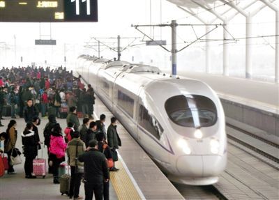 　2014年1月3日，江蘇徐州，旅客在等候乘坐京滬高鐵和諧號動車組列車。圖/CFP