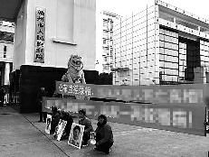 部分死者家屬在贛州市人民檢察院門口呼吁公開(kāi)贛州市監(jiān)獄監(jiān)控錄像