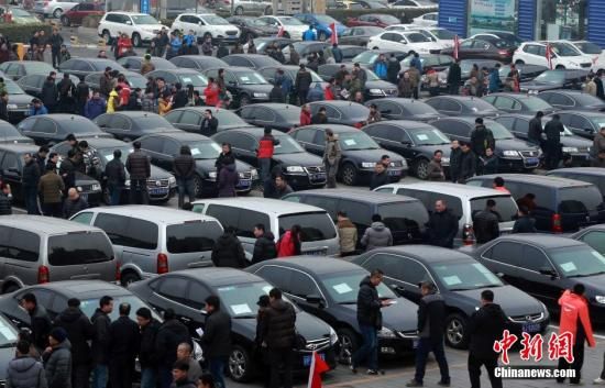 2015年1月25日，首批國家和中央機(jī)關(guān)取消的公務(wù)用車在北京亞運村汽車交易市場拍賣。106輛公務(wù)用車