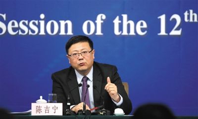 昨日，十二屆全國人大三次會(huì)議新聞中心，環(huán)保部部長陳吉寧回答中外記者提問。新京報(bào)記者 陳杰 攝