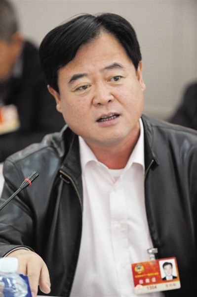 　政協(xié)委員、中國(guó)通用技術(shù)集團(tuán)董事長(zhǎng)賀同新稱，按照2014年的數(shù)字，他的薪水下降了近50%。圖/CFP