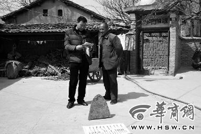 昨日，商洛市博物館工作人員（左）向李老漢講解最近出臺的《陜西省群眾保護文物獎勵辦法》